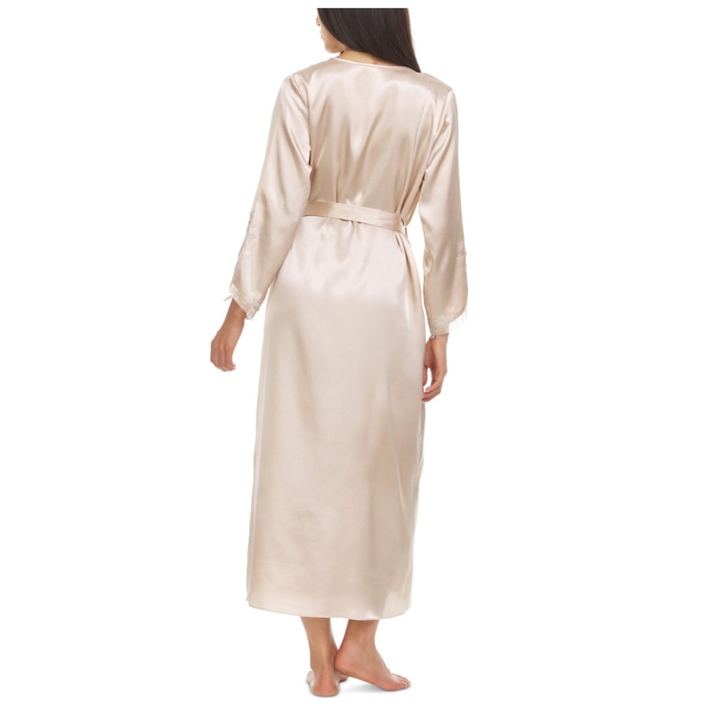 A two-piece set from Flora, consisting of a nightgown and robe. - Picture 4 of 11